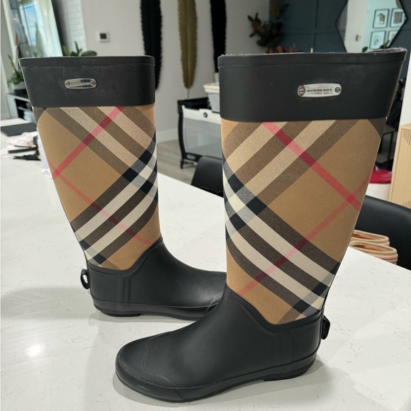 BURBERRY RAIN/WINTER BOOTS IN CLASSIC PRINT! SIZE 8! - Picture 2 of 7